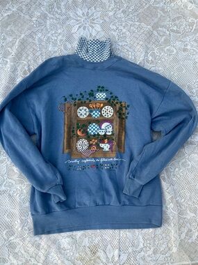 Vintage-Inspired Blue Graphic Crewneck Sweatshirt with Decorative Plate Motif